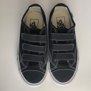 Vans Black and White Sneakers 👟